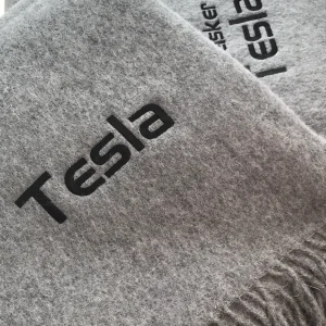 Tesla bilpledd i 100% ull, med ekstra tekst som du velger