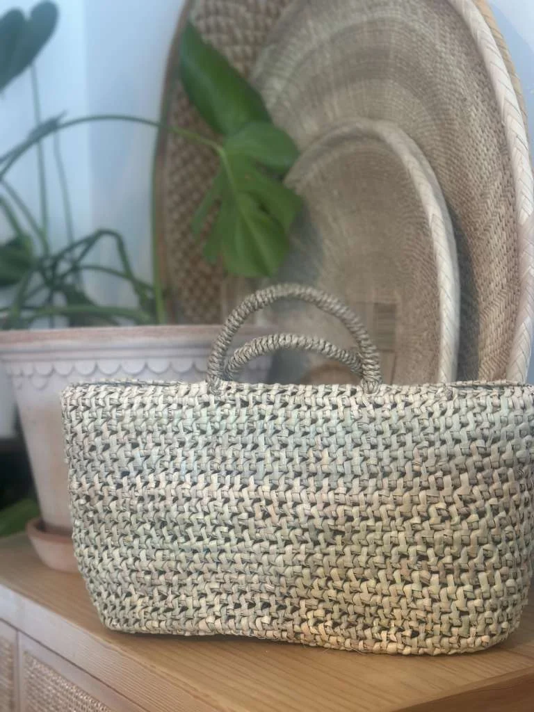 Håndlaget Stråveske Med Kort Hank , Small ( 30- 35 x 20-25 pluss 7 cm håndtak) - Image 4