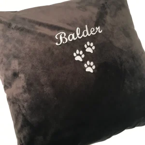 Putetrekk til hunden eller katten, broderte poter og navn 50x50 cm