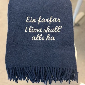 Ein farfar i livet skull alle ha, brodert pledd 130x170 cm